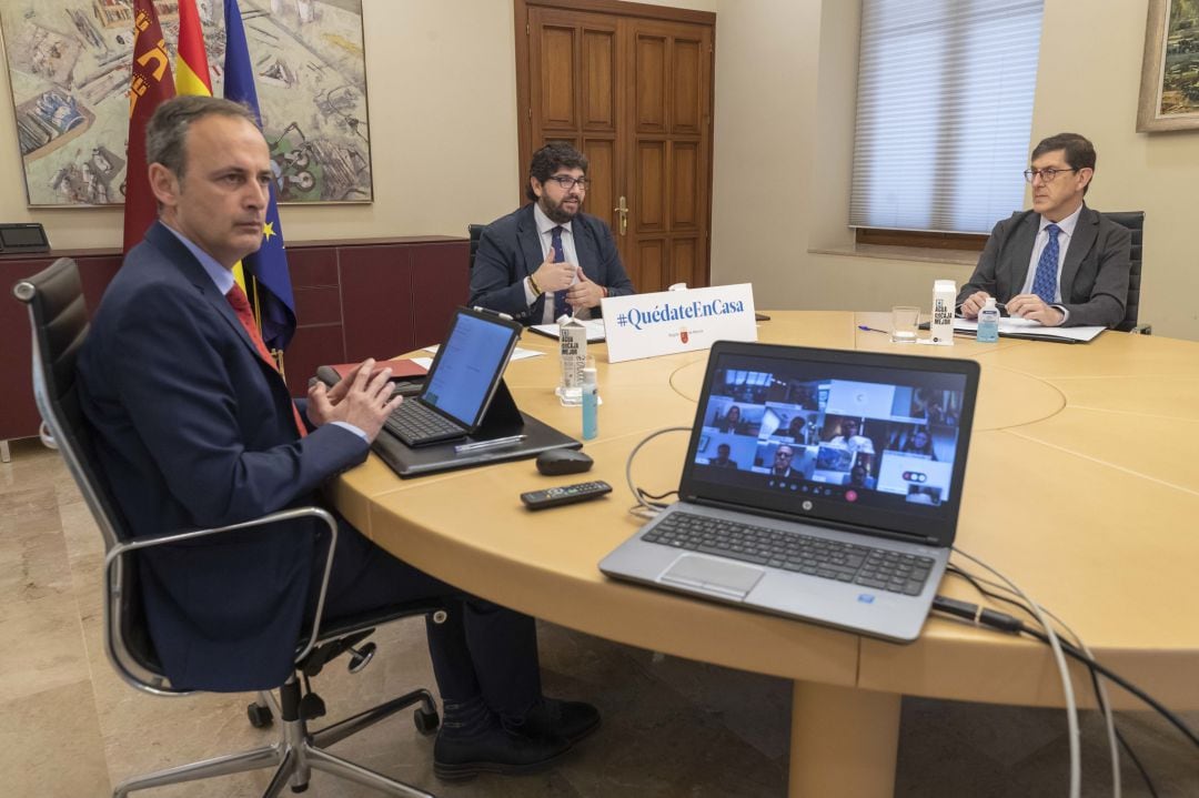 El Presidente junto a los consejeros Celdrán y Villegas durante una videoconferencia