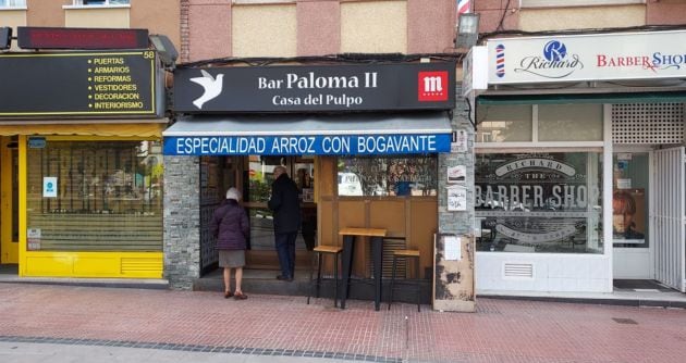 Bar Paloma II, en Madrid, regentado por los hermanos Juan y Regino Artero.