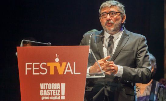 Fernando López Puig, director de ficción de RTVE, agradece un premio del Festval concedido a TVE