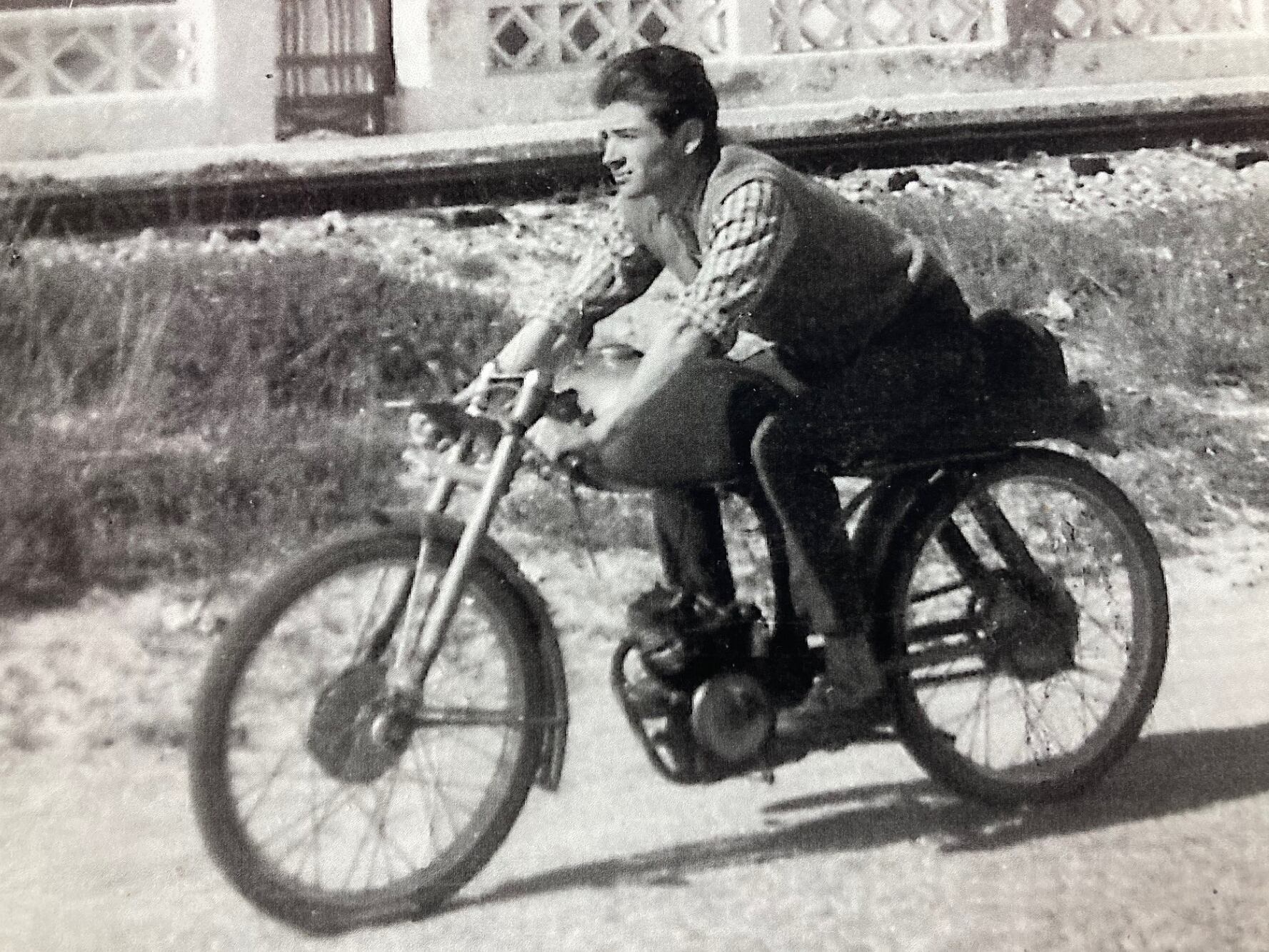 Luisito Verdú subido en una moto construida íntegramente por él