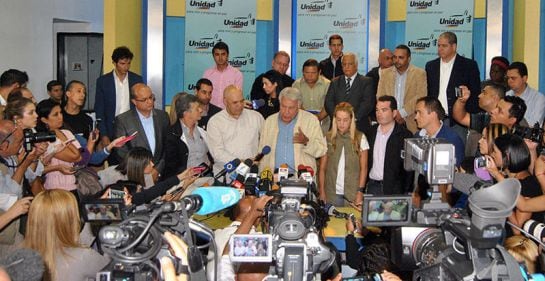 Felipe González en la reunión con opositores.