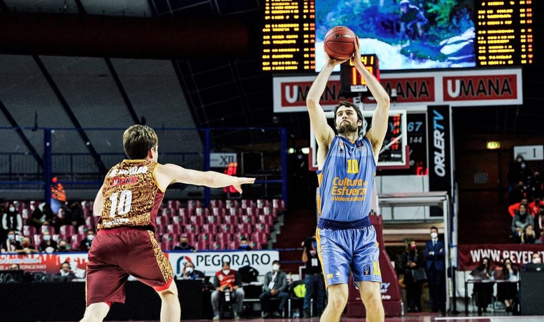 Mike Tobey en la pista del Reyer Venecia