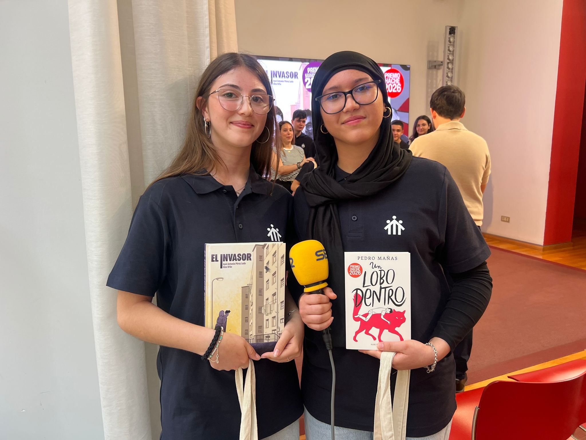 Pedro Mañas con ‘Un lobo dentro’ y Pérez Ledo junto a Alex Orbe con ‘El invasor’ ganan los Premios Mandarache y Hache 2026