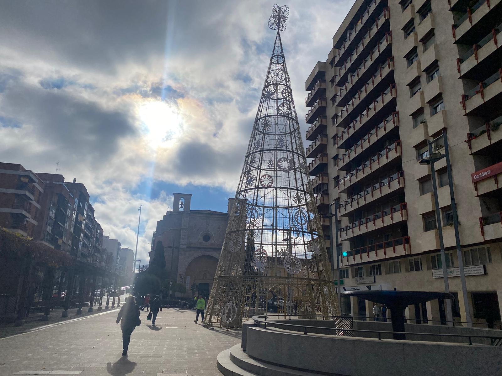 Árbol navideño instalado en Santo Domingo