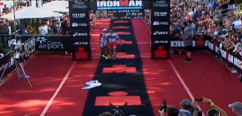 Gómez Noya, en el momento en el que entra a meta segundo tras Braden Currie