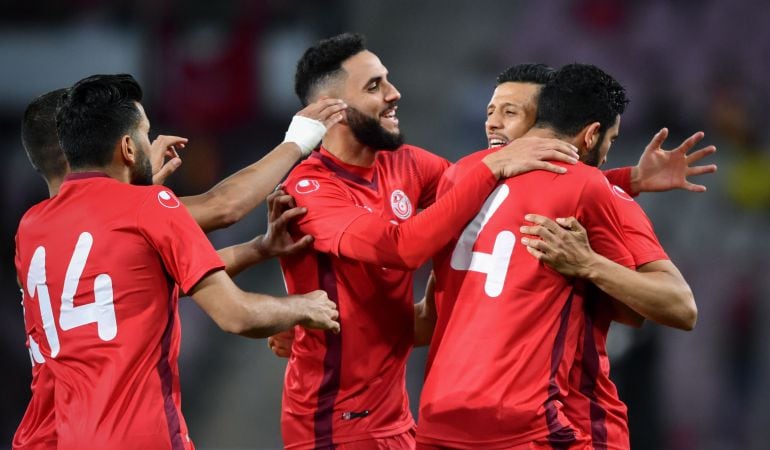 La selección de Túnez celebra un gol.