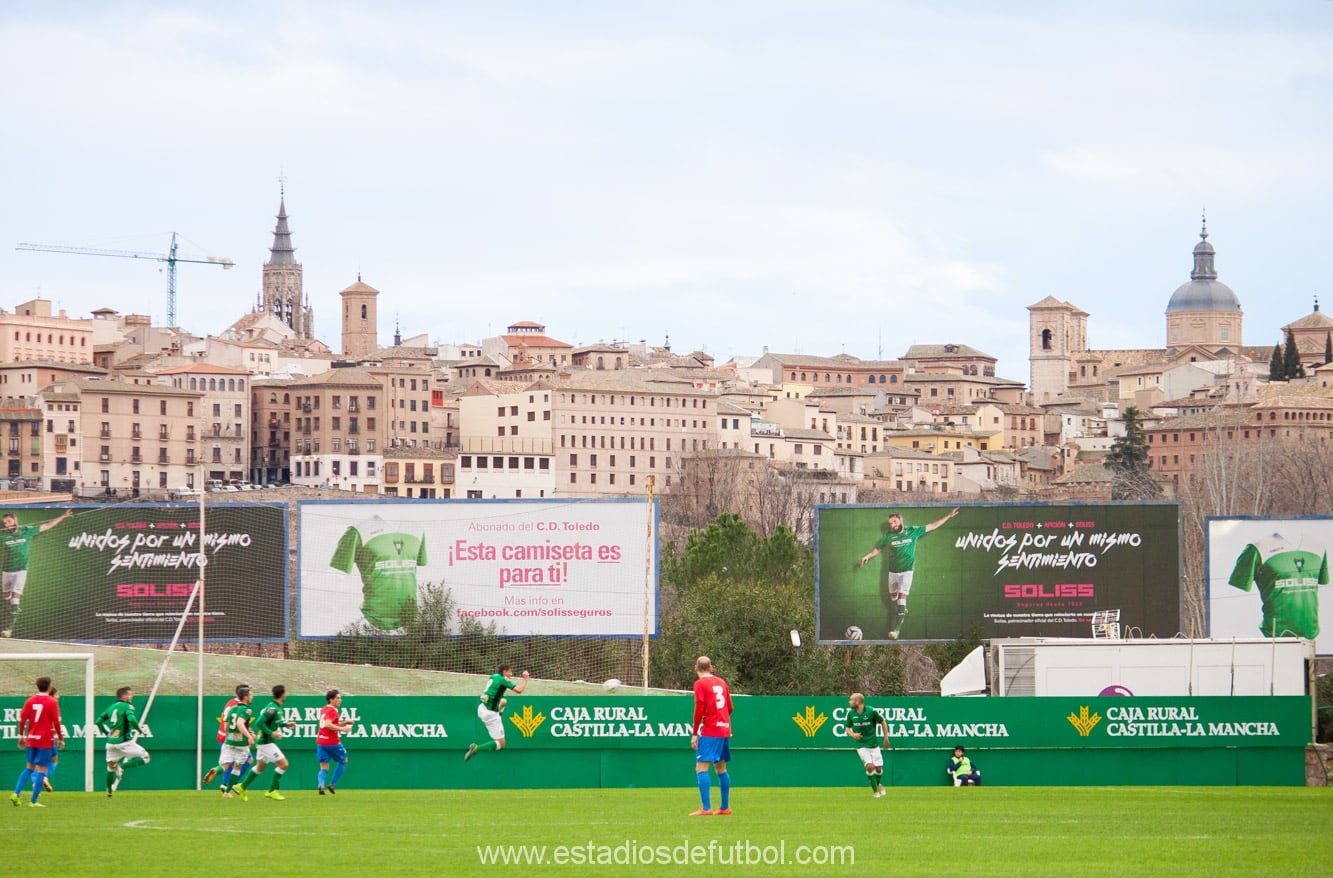 Toda la grandeza de una ciudad detrás de una portería.