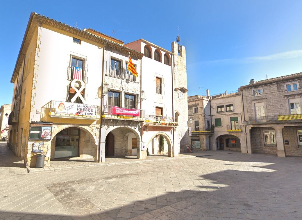 Plaça de la Vila de Torroella de Montgrí.