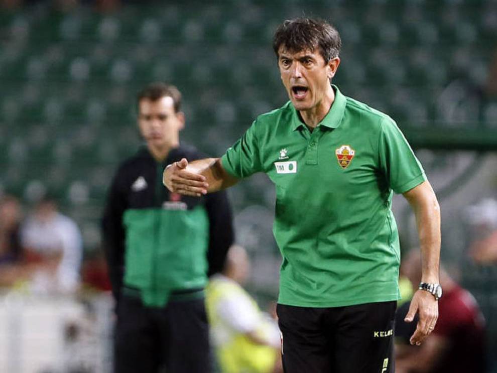 Pacheta durante un partido en su etapa como técnico del Elche