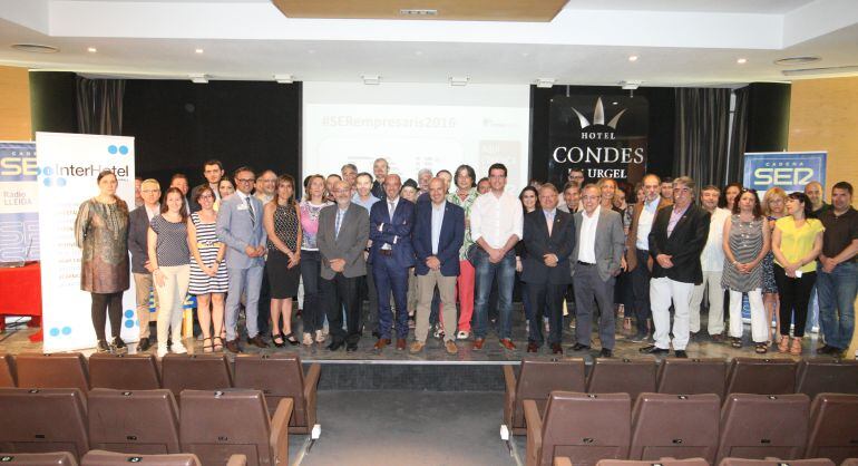 Foto de família d'empresaris, politics i directius de Ràdio Lleida-Cadena Ser en l'acte de cloenda d''Empresaris 2016"