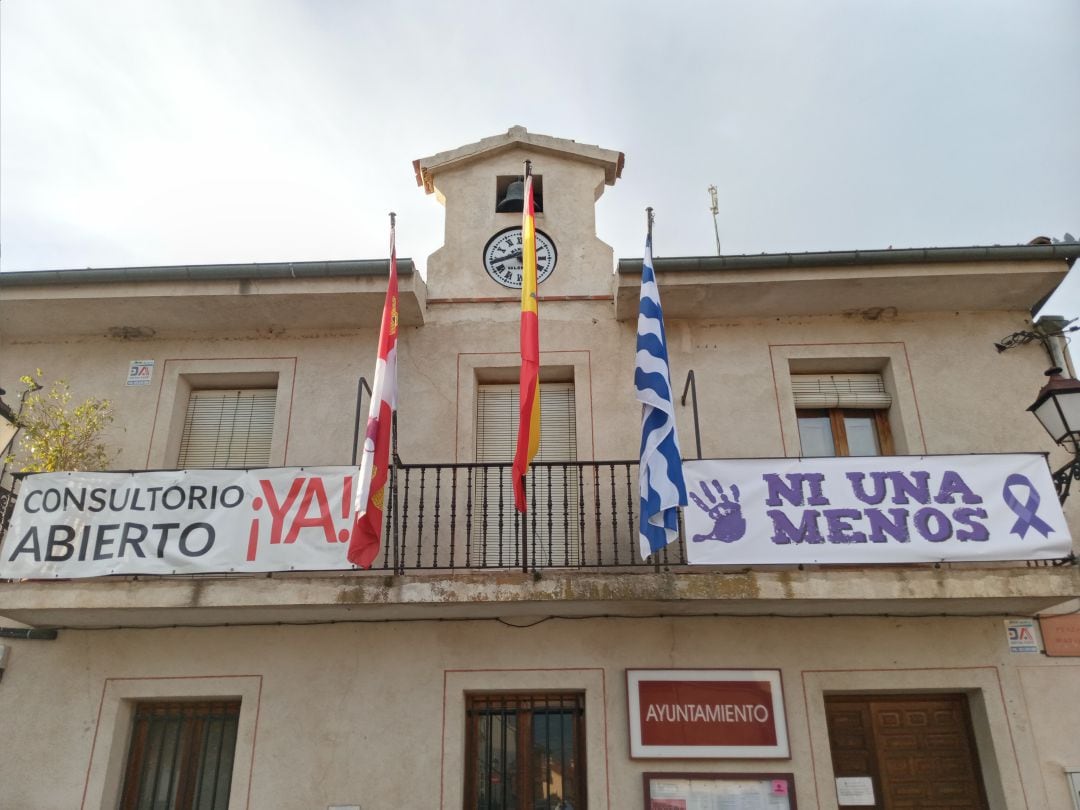 Fachada del Ayuntamiento de Torrecaballeros