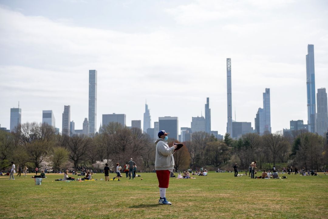 Un hombre con mascarilla en Central Park, en Nueva York