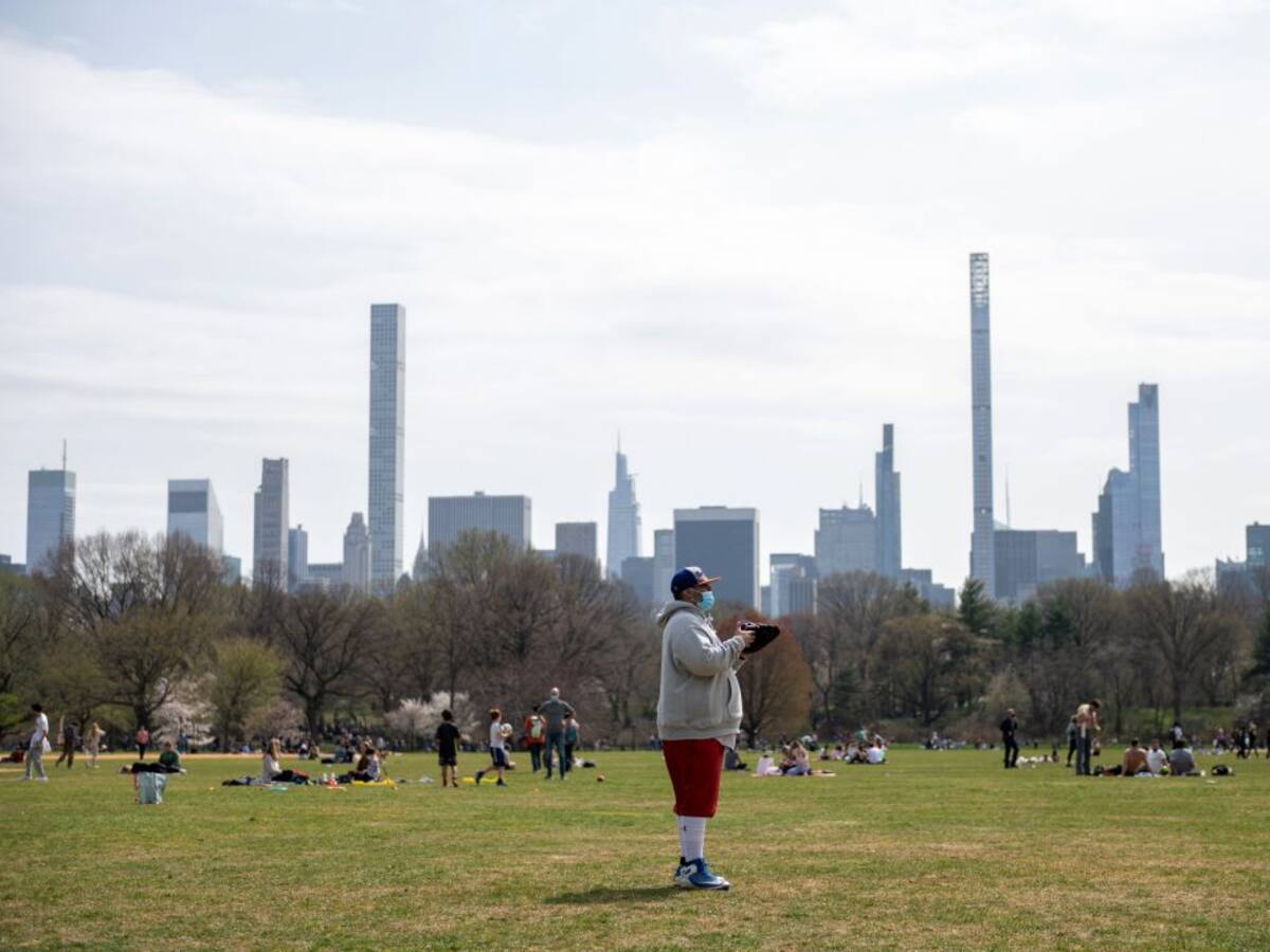 La población completamente vacunada de EEUU podrá ir sin mascarilla en exteriores, salvo en grandes multitudes