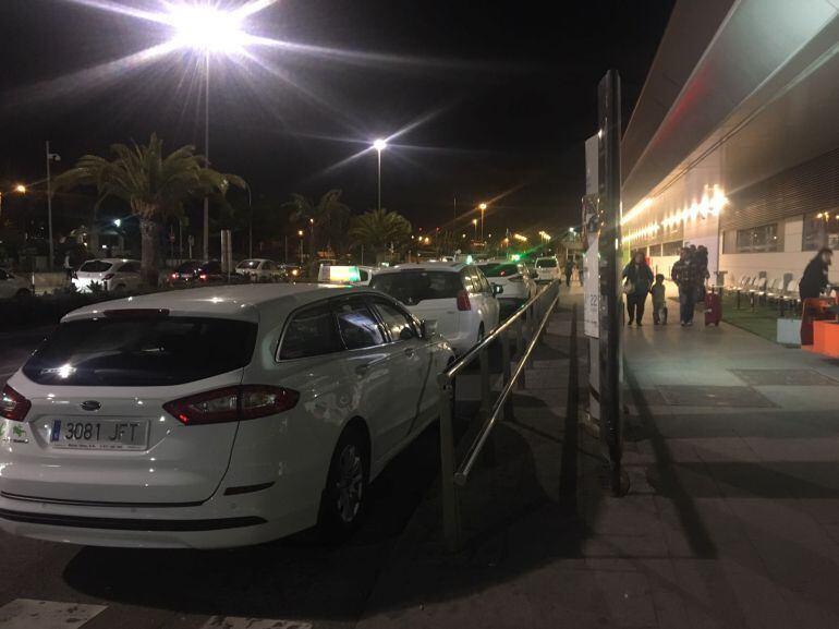 Imagen de archivo de varios taxistas en el Aeropuerto de Ibiza