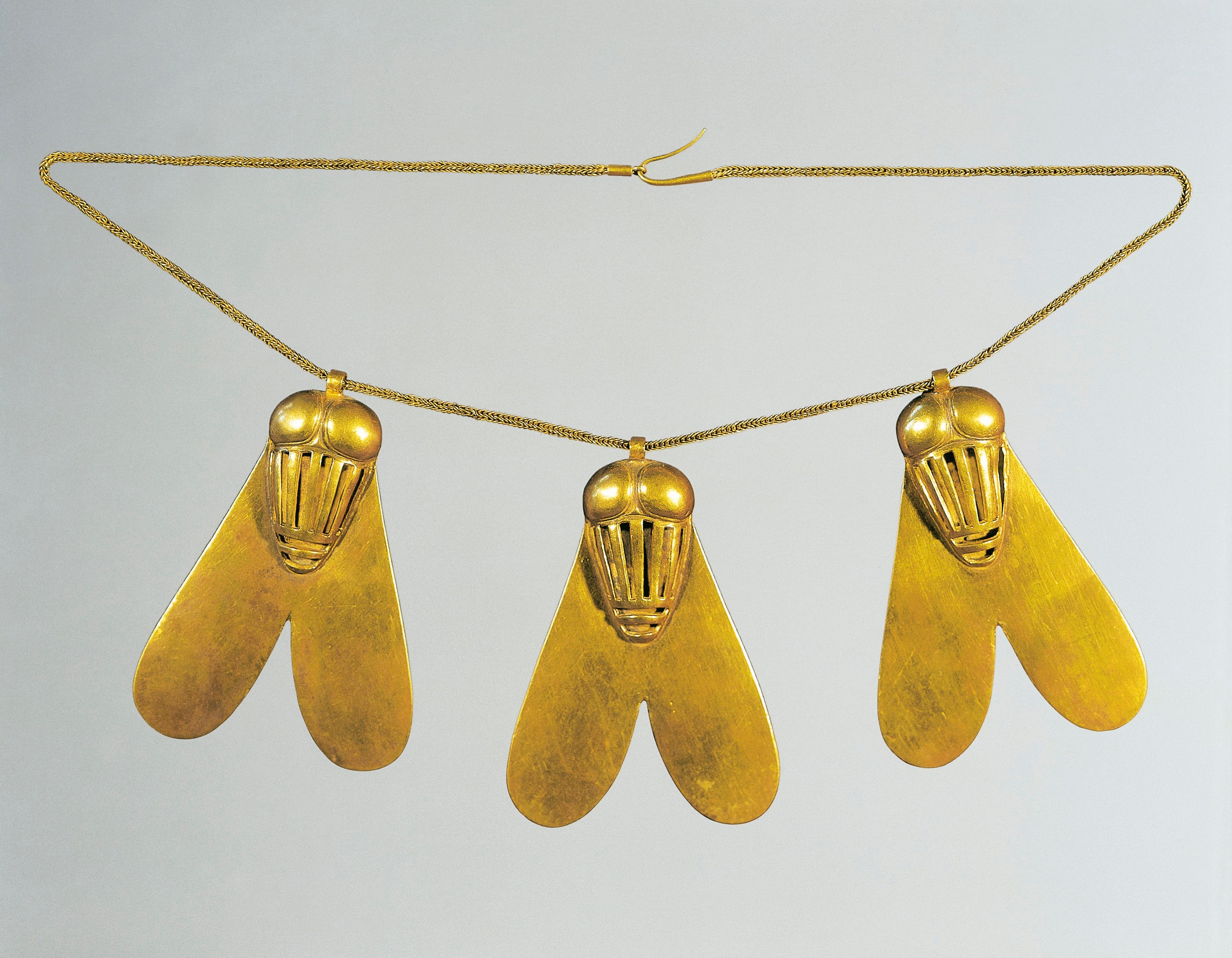 El collar de las Moscas de Oro es uno de los más sorprendentes.