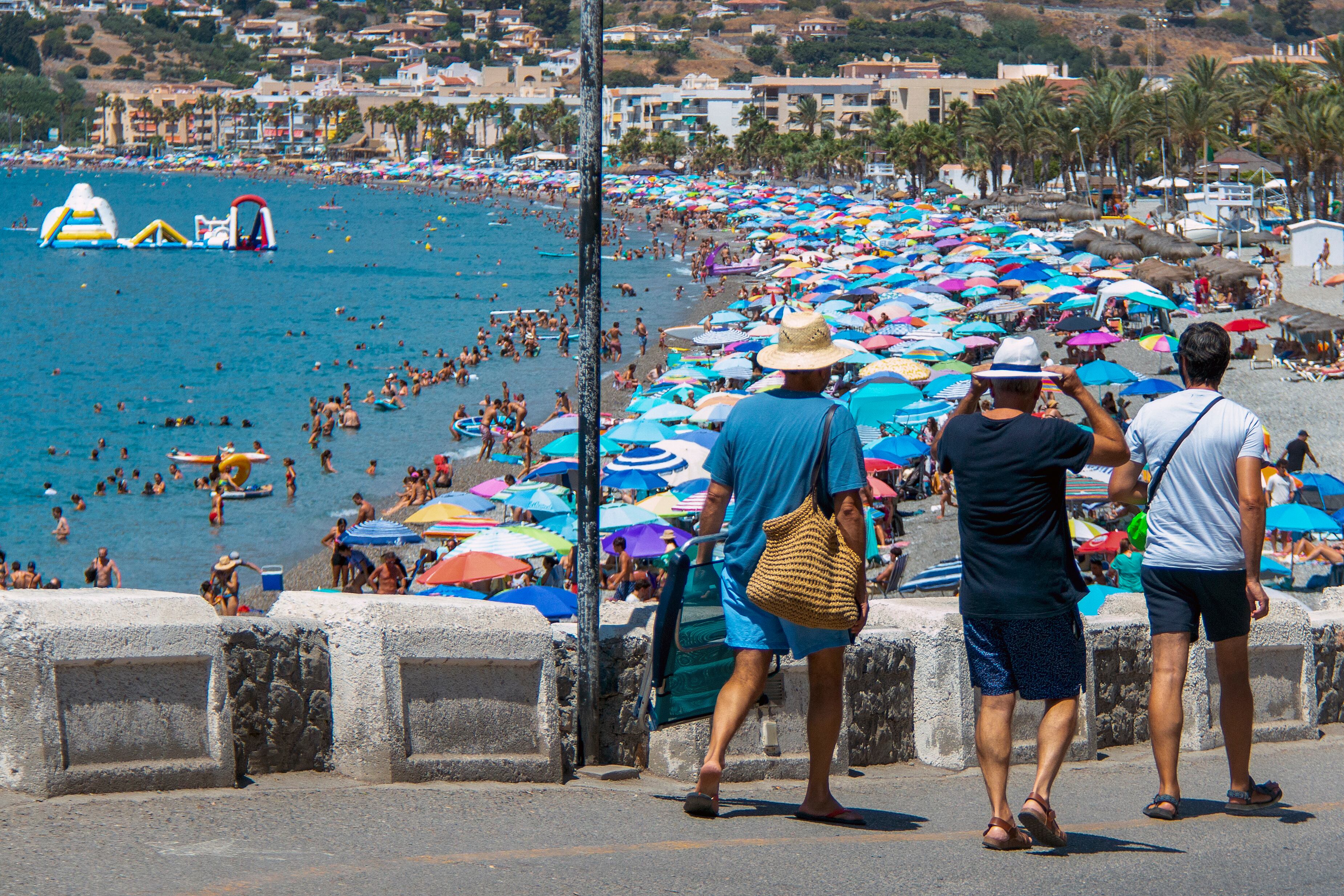 Multitud de personas disfrutan de la playa de La Herradura, en el término municipal de Almuñécar (Granada), este 15 de agosto festivo nacional.