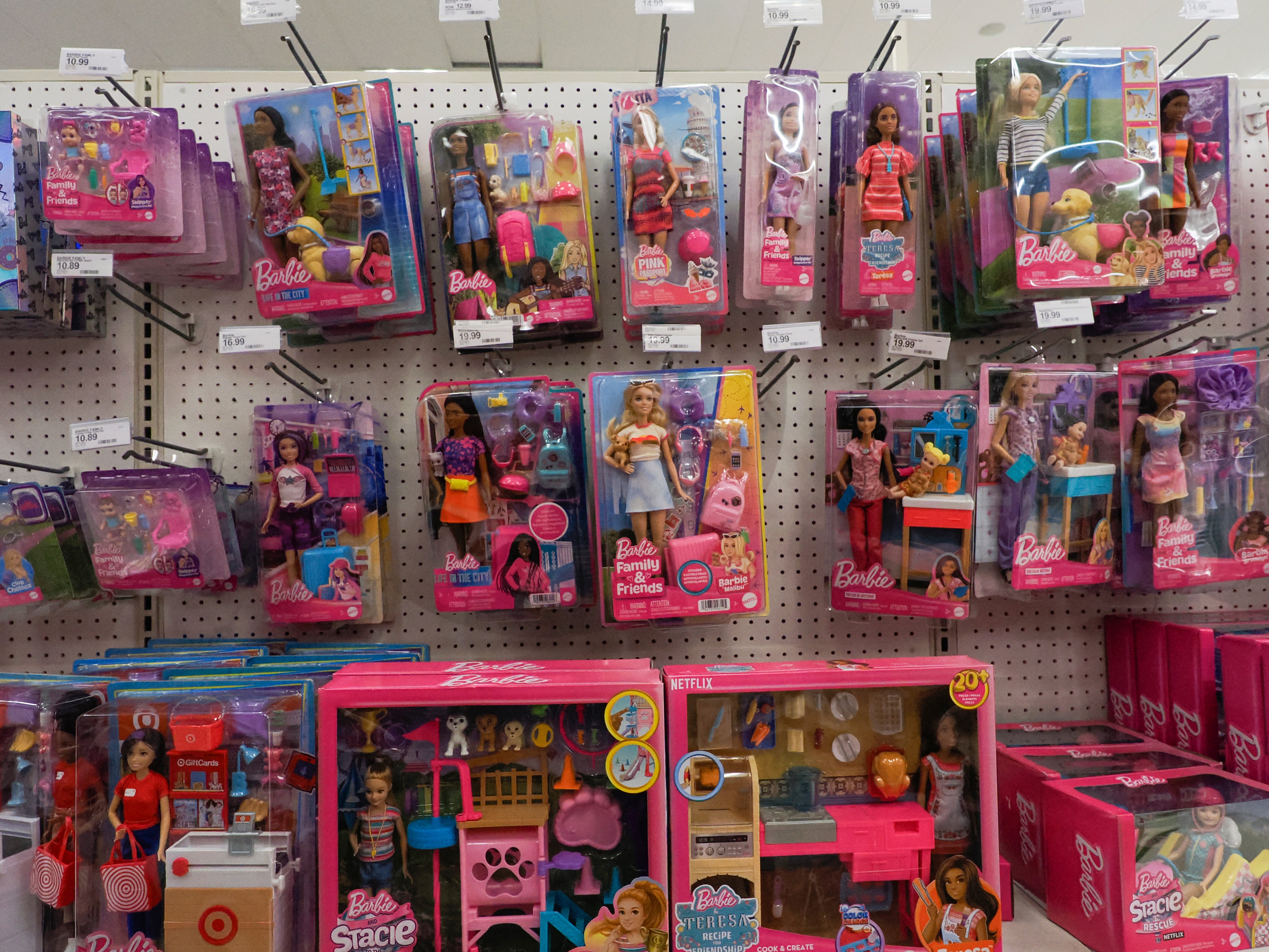 Varias muñecas Barbie en una tienda de juguetes