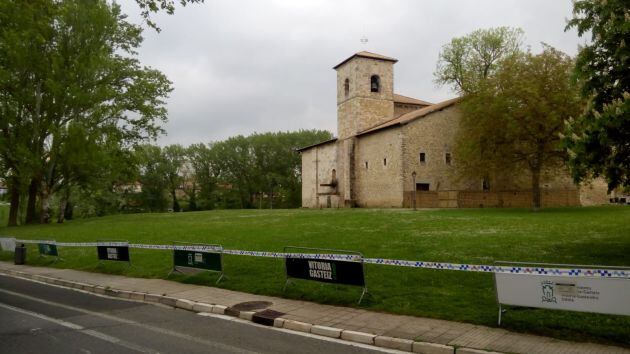 Unas vallas impiden el acceso a las campas de Armentia