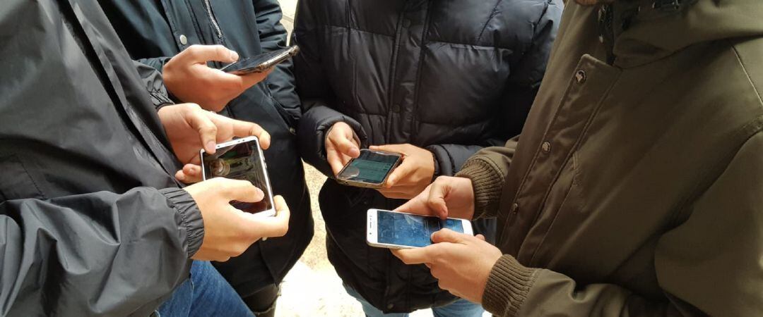 Jóvenes con sus teléfonos móviles