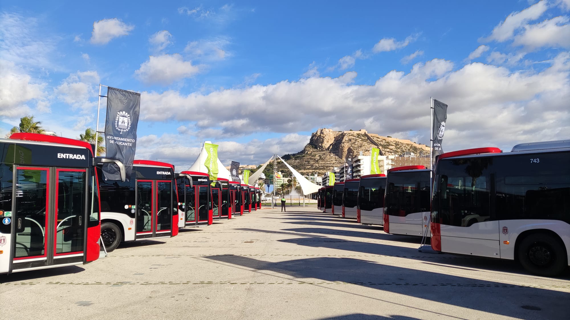 Imagen general de los 23 nuevos autobuses urbanos de Alicante con el castillo de Santa Bárbara de fondo