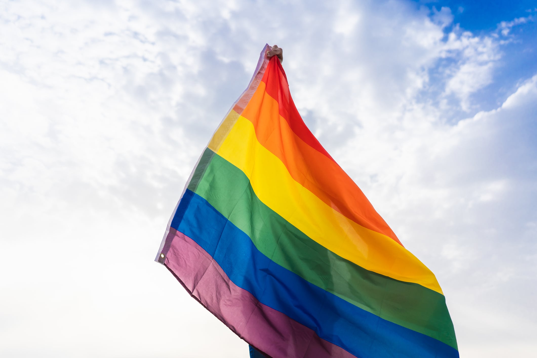 Una bandera LGTBI al viento.