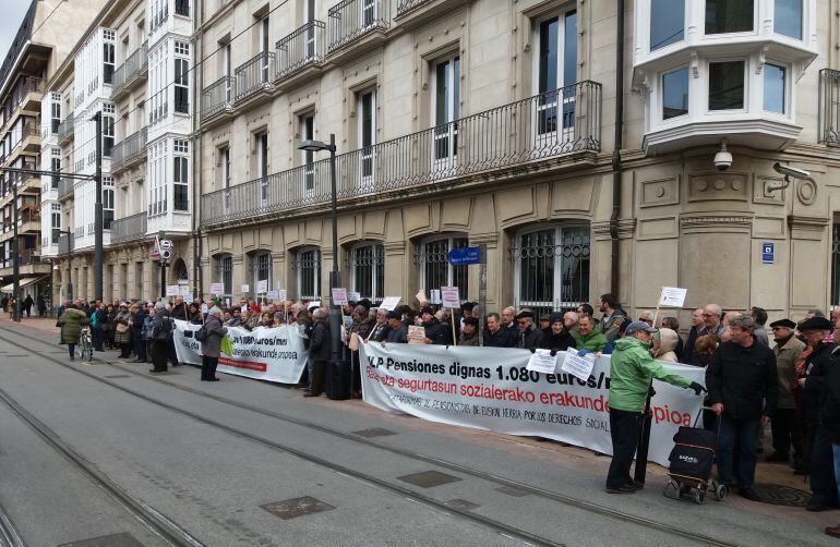 Protesta de pensionistas frente al Parlamento vasco