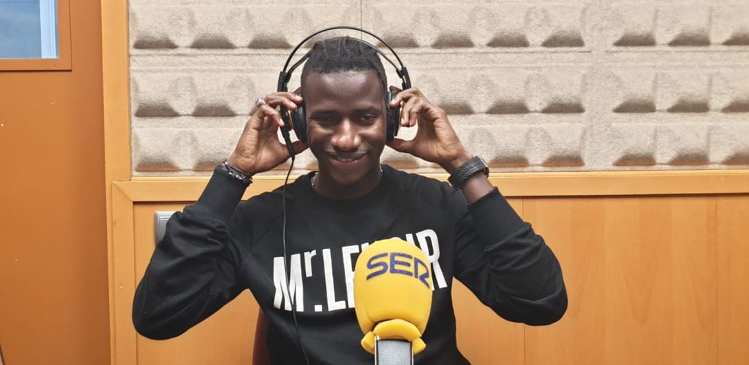 Ibrahima en los estudios de Radio Asturias