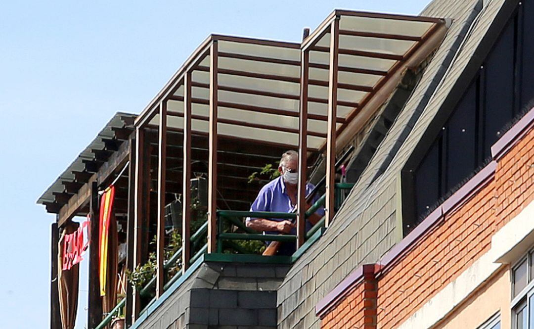 Un hombre realiza disparos atrincherado en su vivienda de la calle Embajadores y obliga a actuar a los GEO de la Policía Nacional