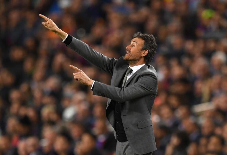 Luis Enrique dirige a sus jugadores.