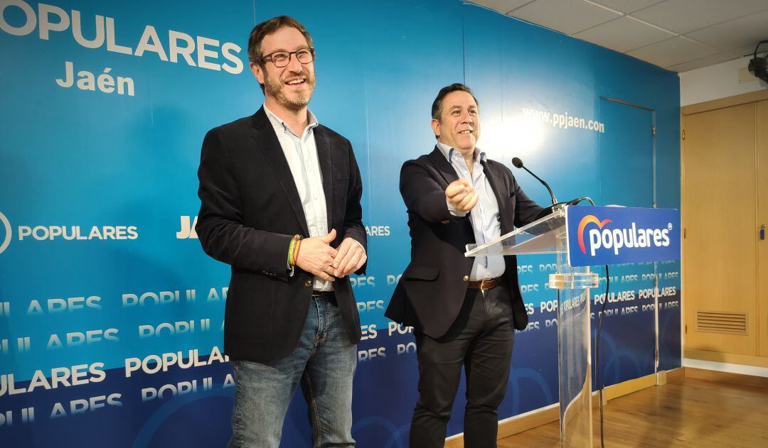 De izquierda a derecha, el coordinador general del PP, Miguel Contreras, y el secretario provincial de los populares, Francisco Palacios.