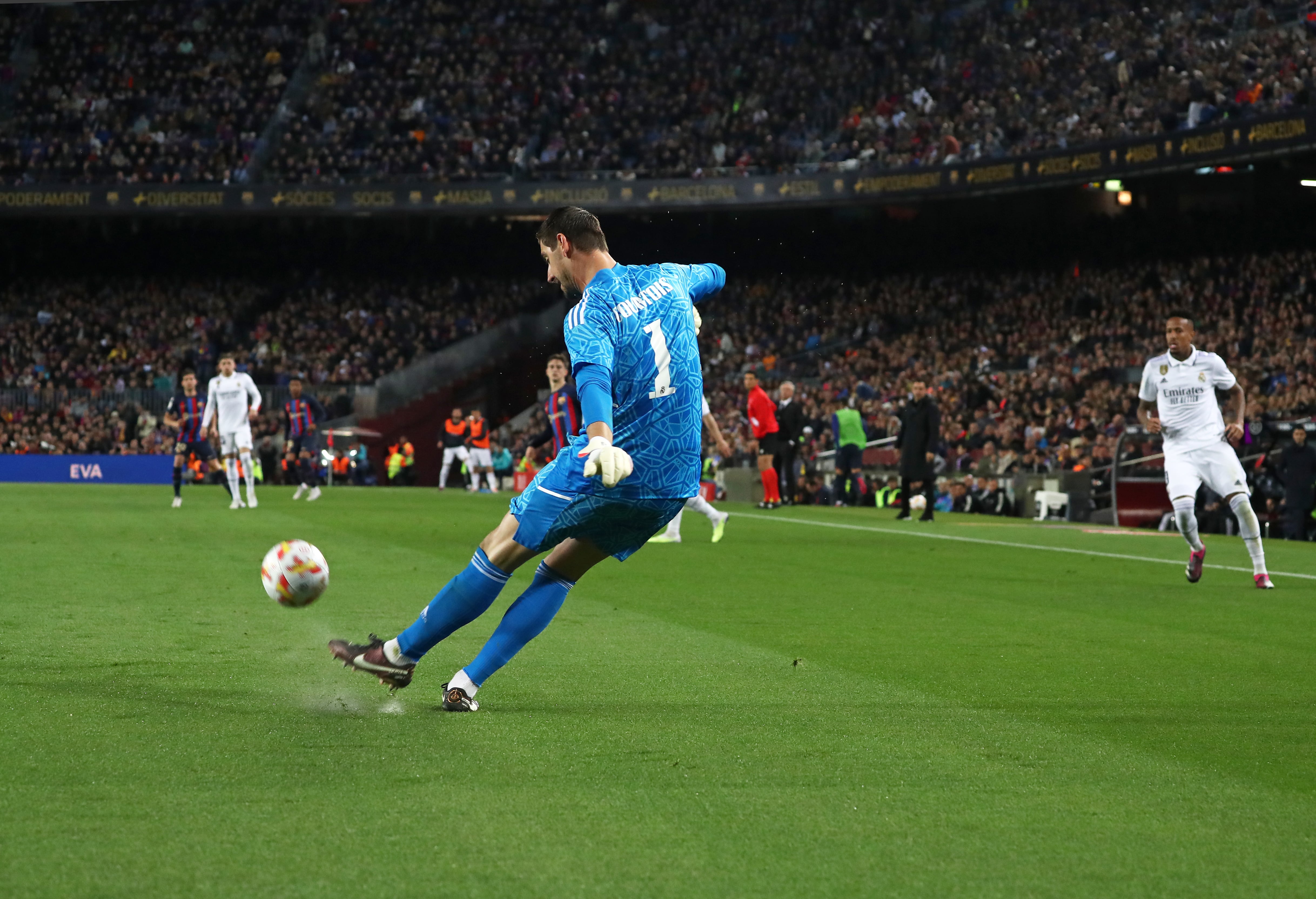 Thibaut Courtois juega con los pies en el duelo de Copa del Rey contra el Barcelona