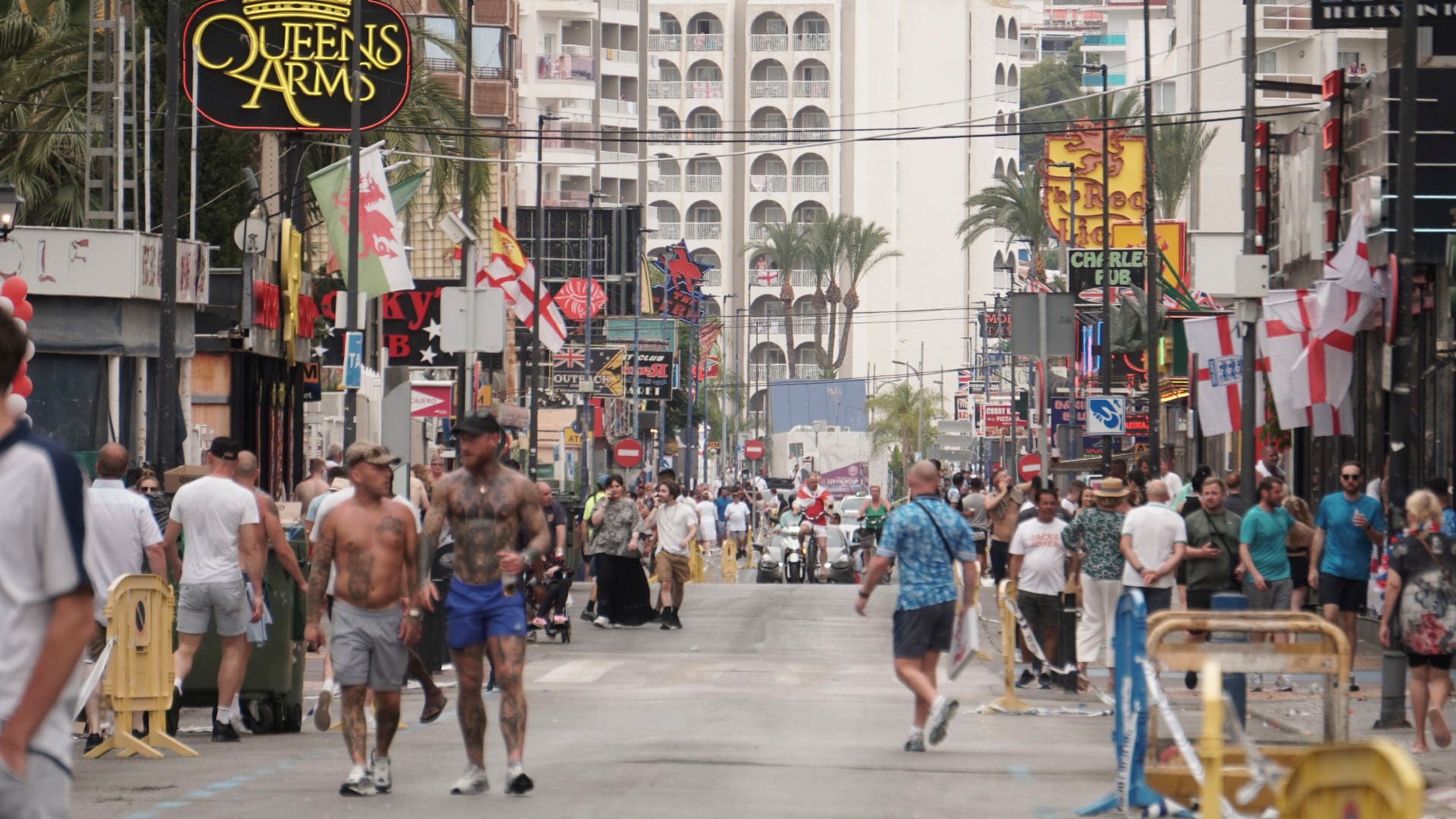 Aficionados ingleses celebran la previa a la final de la Eurocopa en la calle Gerona de Benidorm, Alicante, donde se han dispuesto pantallas gigantes para disfrutar del partido