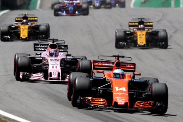 Fernando Alonso, en Sao Paulo (Brasil). Carlos Sainz, al fondo