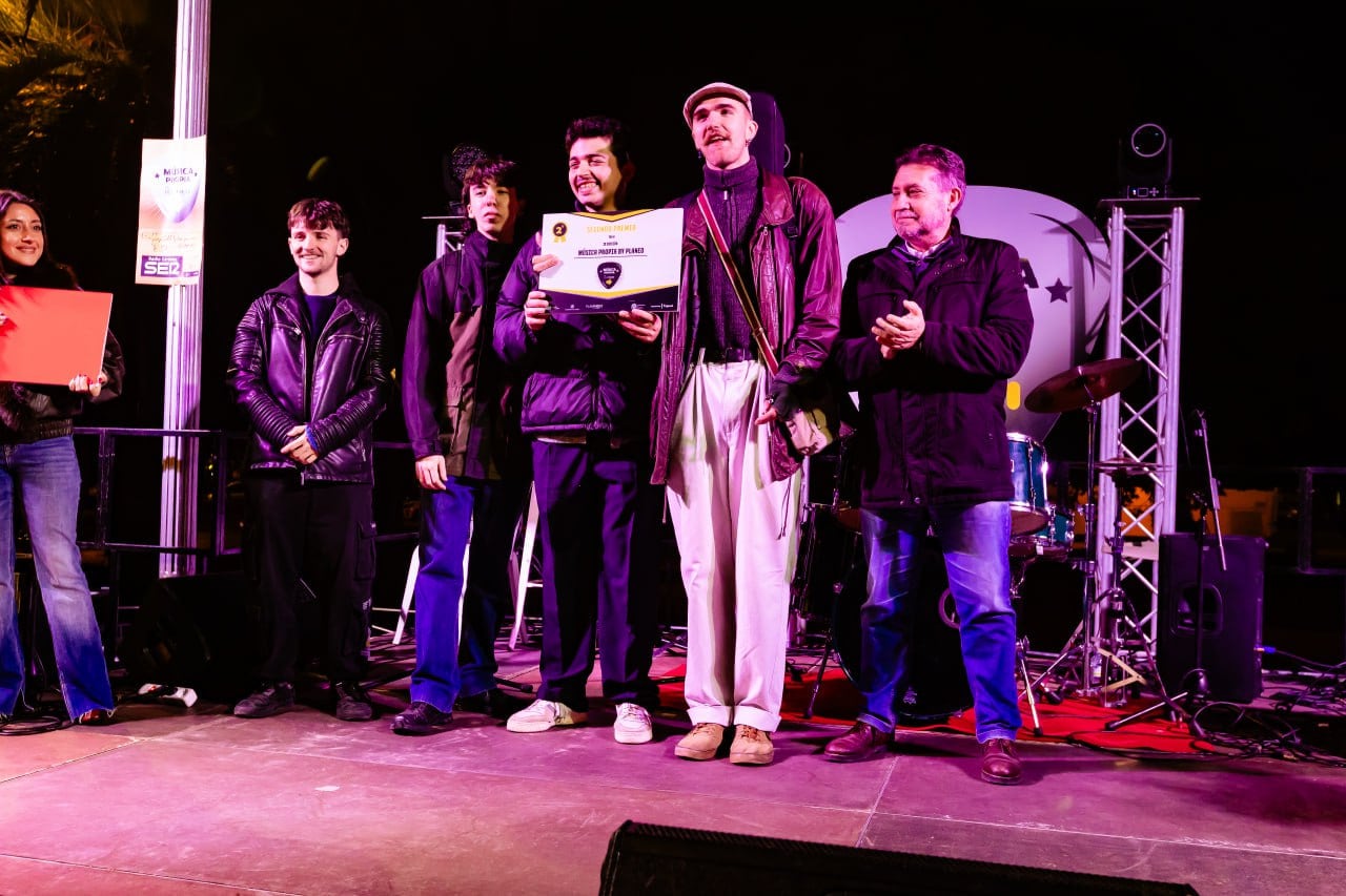 El dúo Jules y Jaime recogiendo su premio