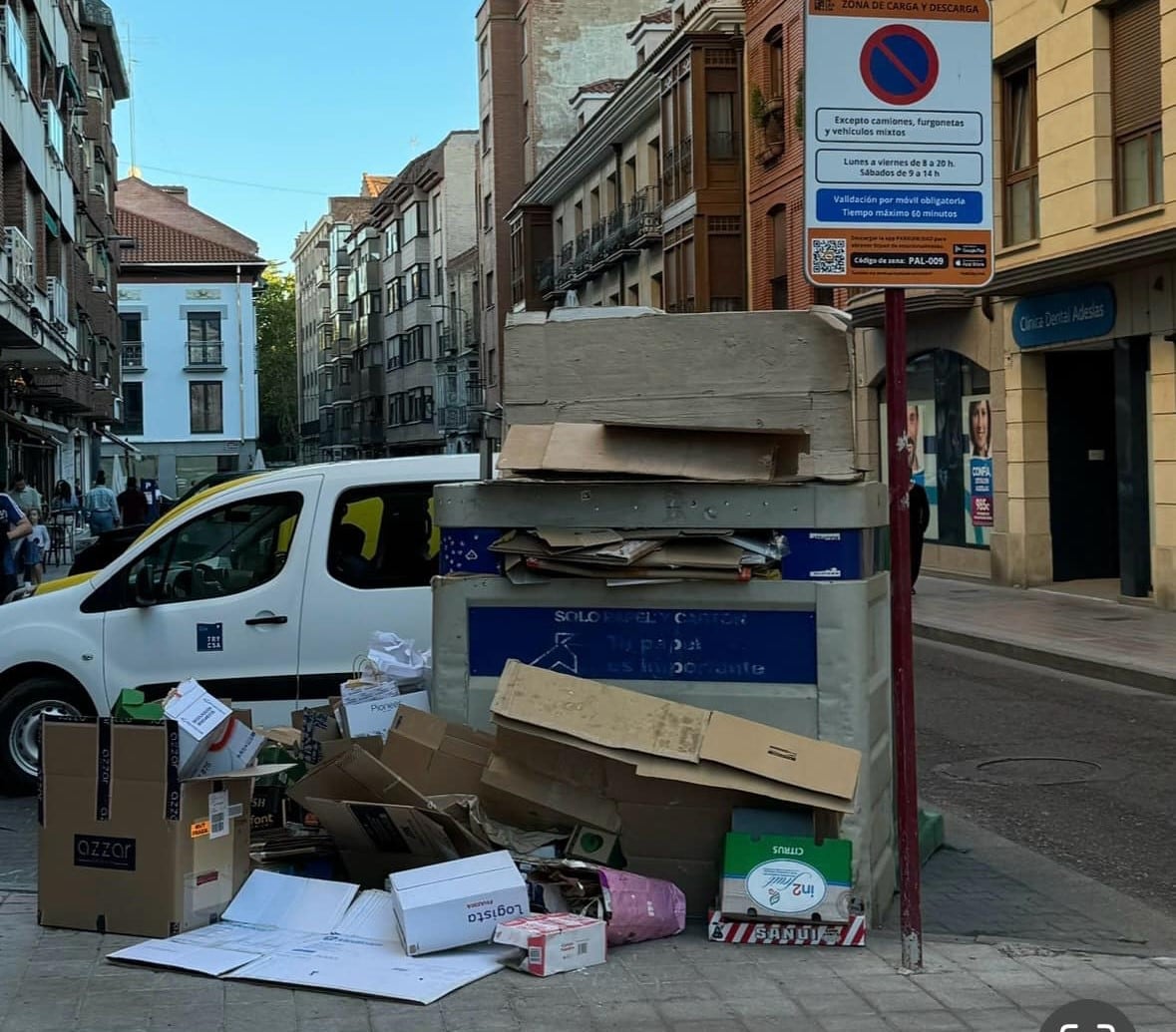 Aspecto de uno de los contenedores repletos de papel en Palencia