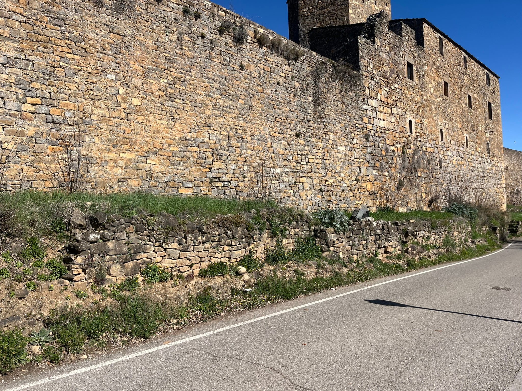 Frente sur de la muralla de Aínsa