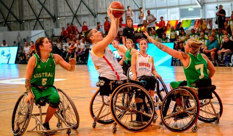 España luchó hasta el final para vencer a Australia en Hamburgo y lograr así su pase a cuartos de final.