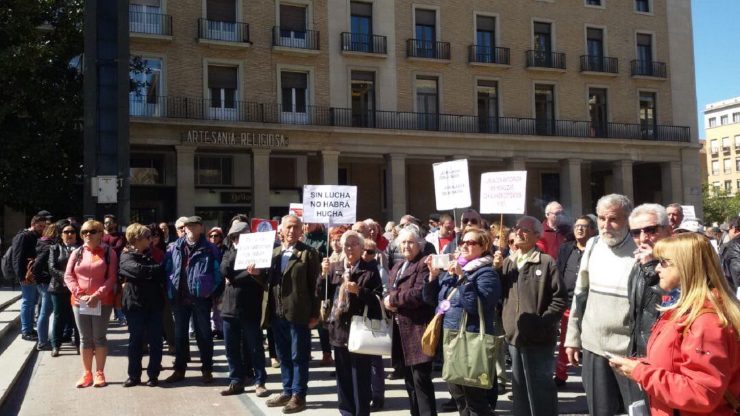 &quot;Sin lucha no habrá hucha&quot;, &quot;jubilado callado, jubilado olvidado&quot;, &quot;mujer y pensión, doble precarización&quot;, &quot;por votar a los ladrones, nos roban las pensiones&quot; son algunos de los lemas de las pancartas de esta protesta de pensionistas y jubilados