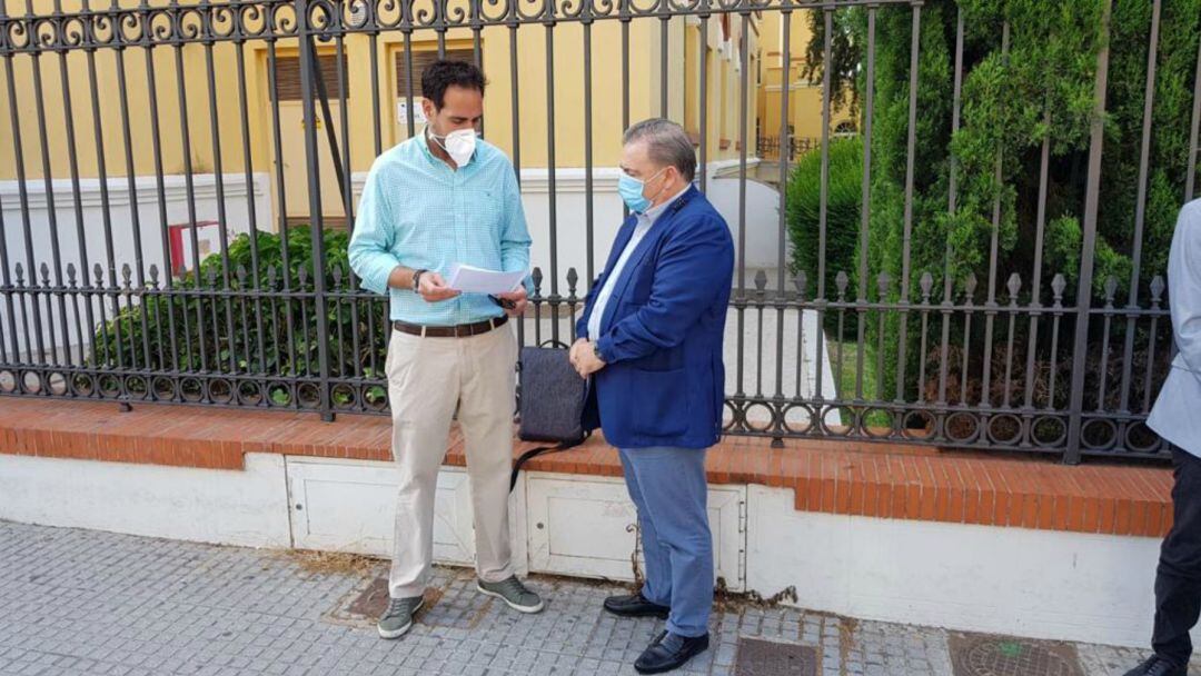 El subdelegado del Gobierno en Málaga, Teófilo Ruíz recibe al presidente de la Asociación de Hosteleros de Málaga, Javier Frutos