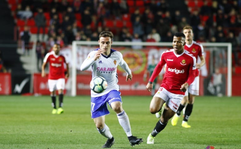 Lasure se lleva un balón ante Uche en el partido disputado en Tarragona