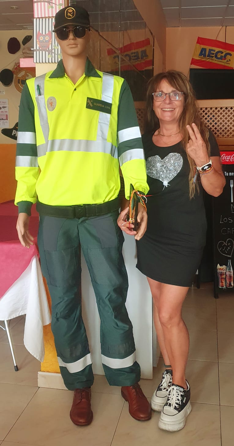 Lori con el maniquí dentro del bar