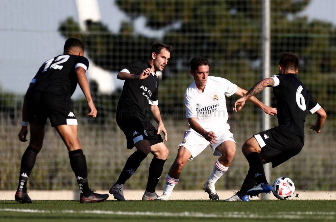 Marcos, Castañeda y Virgil presionan a un rival