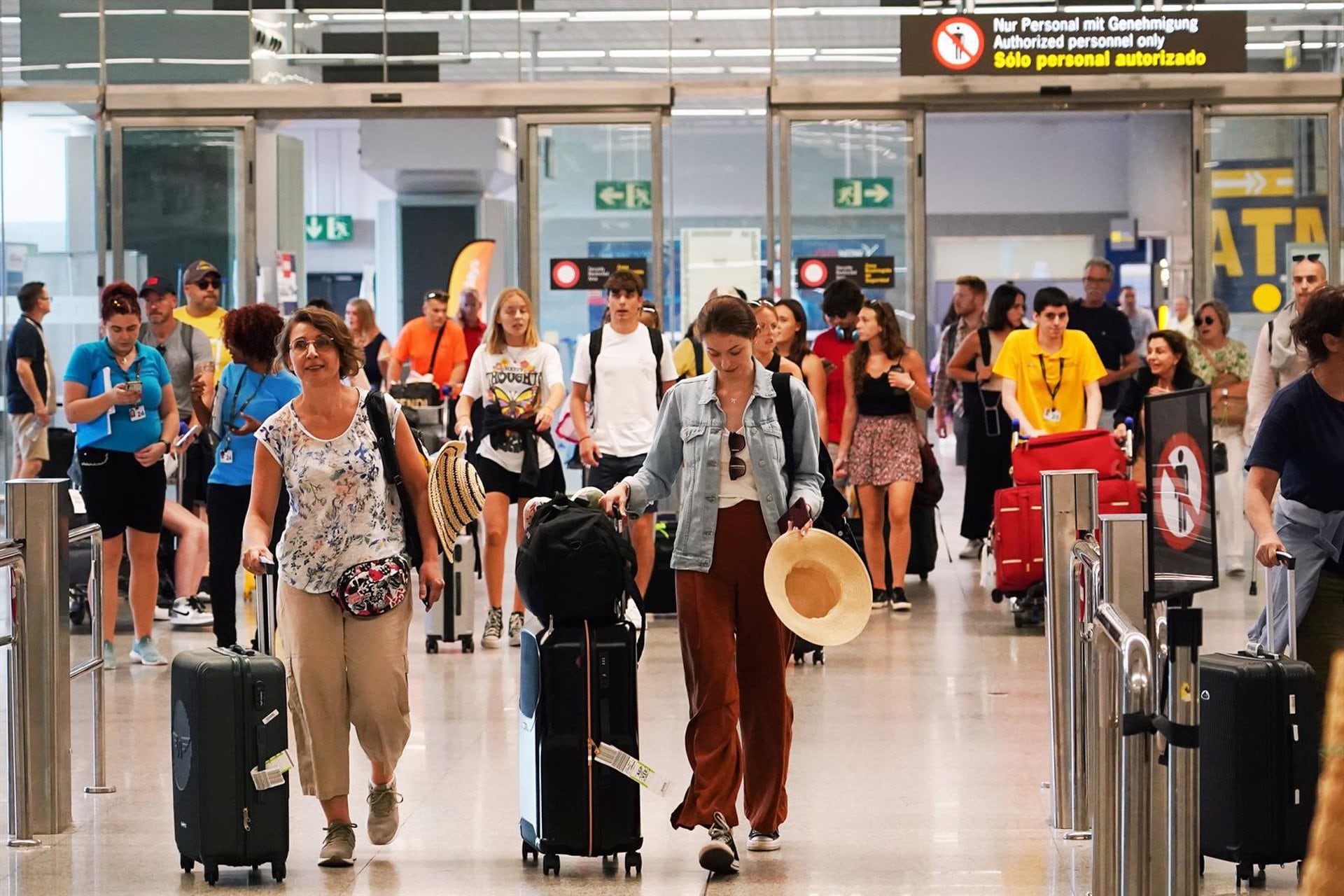 Viajeros en un aeropuerto