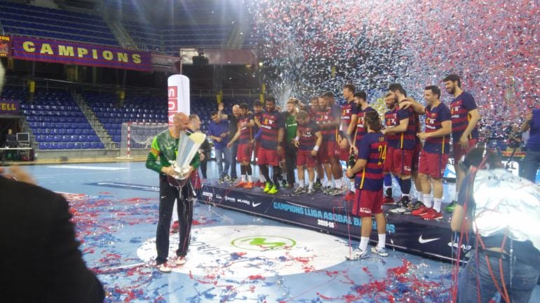 El FC Barcelona celebra su título de liga tras vencer al ABANCA Ademar