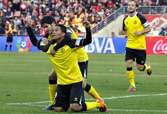 El delantero colombiano del Sevilla Carlos Arturo Bacca celebra el gol marcado ante el Granada en el estadio de Los Cármenes.