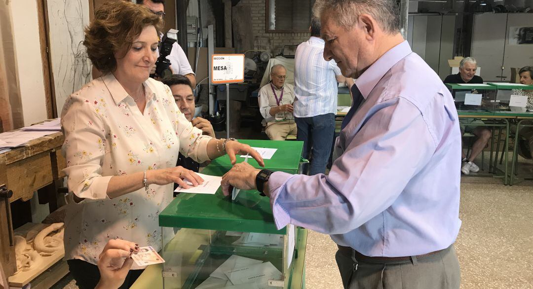 Un hombre vota en el colegio electoral instalado en la Escuela de Arte &#039;José Nogué&#039;.