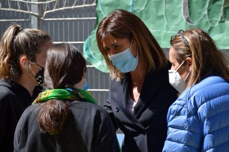 La ministra d'Educació conversa amb algunes alumnes durant l'acte de cloenda del curs escolar.