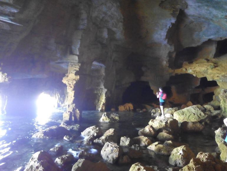 Interior de la Cova Tallada.