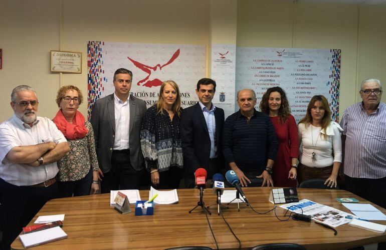 El alcalde, Javier Cuenca, y el presidente de la FAVA, José Reina, en el centro de la imagen