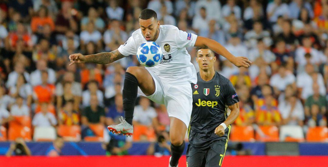 Rubén Vezo controla la pelota ante Cristiano Ronaldo